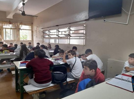 Estudiantes leyendo